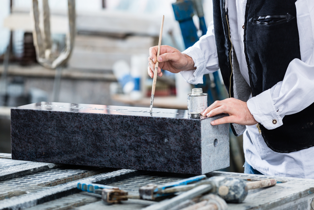 Gravure sur tombe : tarifs et conseils